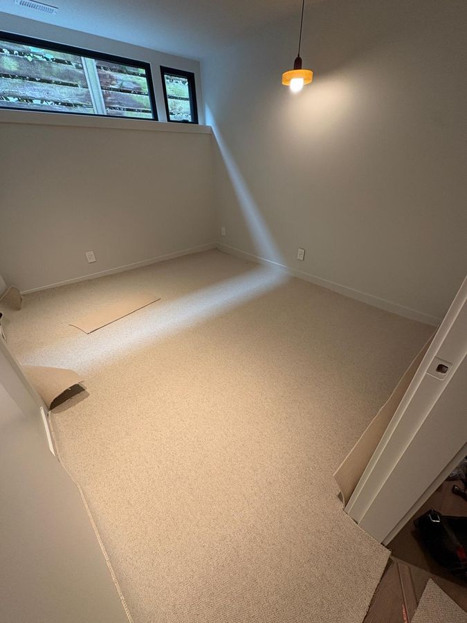 Wool-loop carpet installation in a basement bedroom